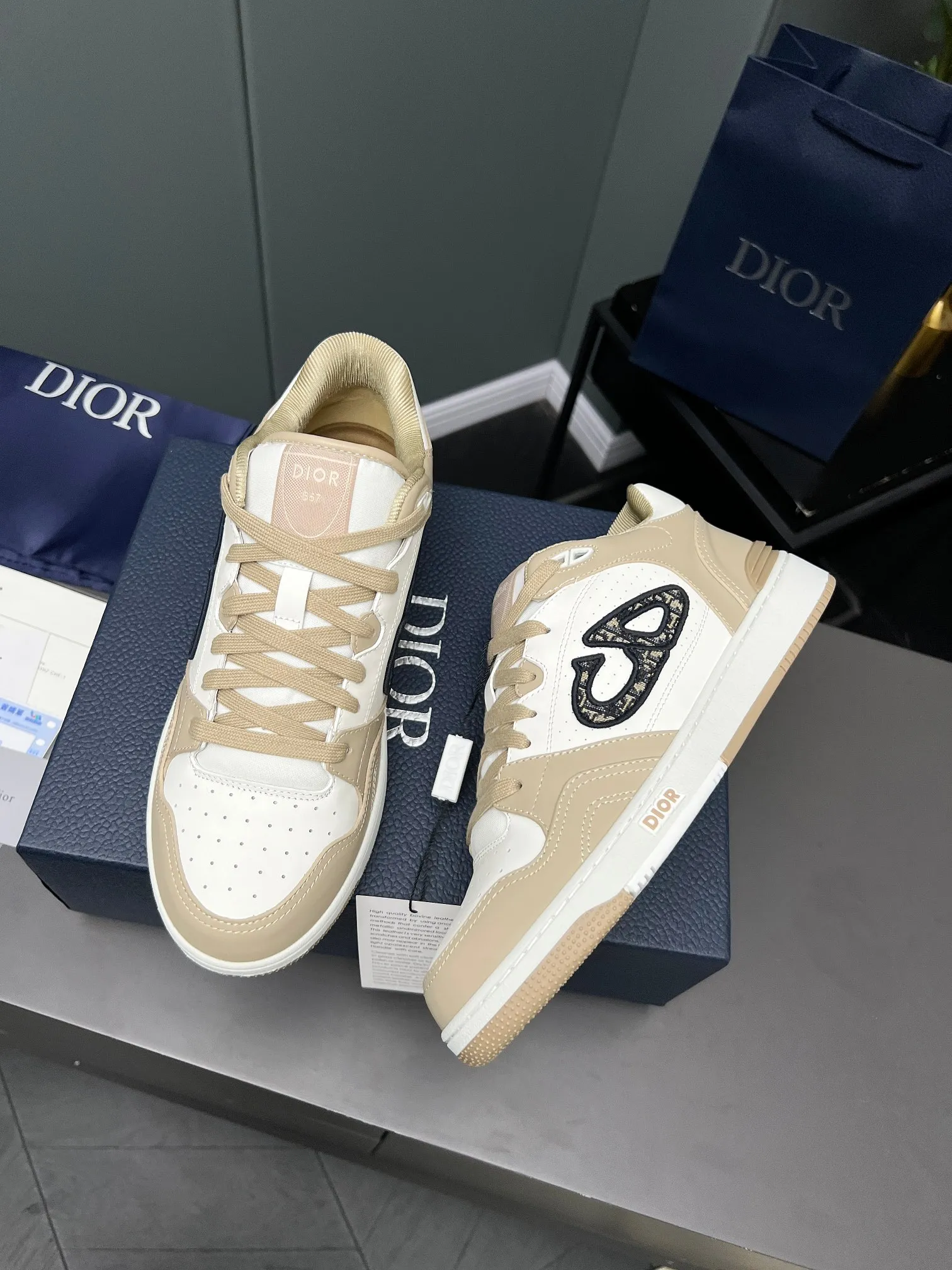 Men's Men's Shoes 💰600 Dior DiorB57 top version of low-top sneakers! ! ! Navy blue with beige smooth first-layer cowhide, fully oiled edges, T men's shoes 💰U outsole.  The 2024 autumn men's wear series has made a wonderful debut, a new classic item launched by Dior. Crafted from smooth first-grain cow leather in navy blue and beige, it's accented by a large leather heat-stamped CD logo on the sides. The distinctive laces of the same color match the color of the shoe body, and the opening and closing are decorated with various classic details on the tongue, sole and back side to enhance the style. The eyelet details, upper stitching and heel strip panels of the same color highlight the dynamic charm of its sports style. Exclusive two-color molded T men's shoes 💰U outsole is light, comfortable, non-slip and wear-resistant, the mesh lining and feet are customized with original colors, soft and breathable. Exquisite production technology highlights the grade, and can be matched with all kinds of clothing to create a refined look.